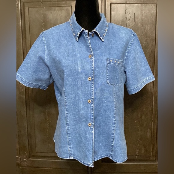 Requirements Blue Jeans shortsleeved button down blouse. Size Large - Picture 1 of 10